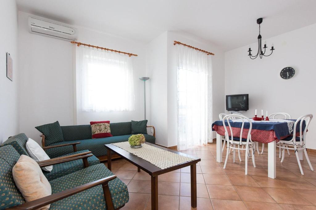 Zdjęcie z galerii obiektu Apartment Punat 5408a w mieście Punat