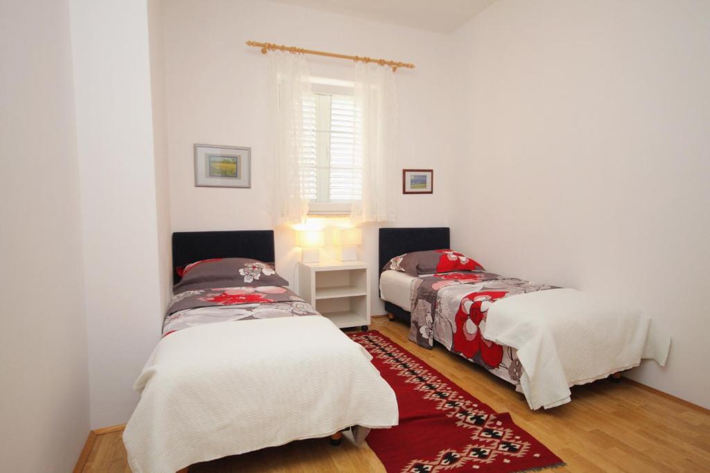 Zdjęcie z galerii obiektu Apartment Punat 5408a w mieście Punat