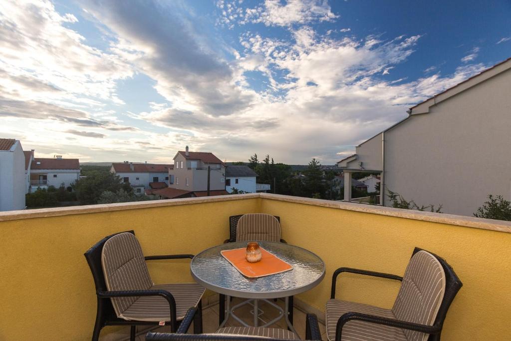 Zdjęcie z galerii obiektu Apartment Punat 5408a w mieście Punat