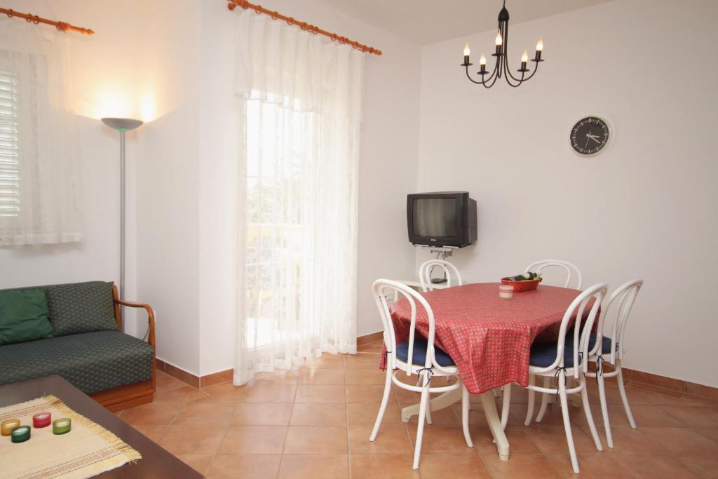 Zdjęcie z galerii obiektu Apartment Punat 5408a w mieście Punat