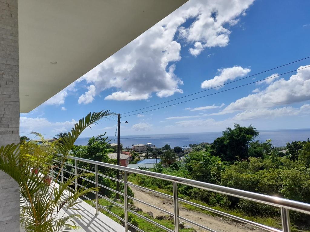 Elle comprend un balcon offrant une vue sur l'océan. dans l'établissement Serenity Seaview Suite, à Anse La Raye