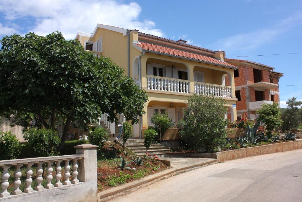 Zdjęcie z galerii obiektu Apartments with a parking space Punat, Krk - 5350 w mieście Punat