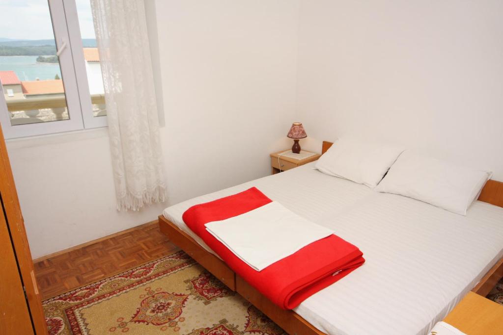 Zdjęcie z galerii obiektu Apartments with a parking space Punat, Krk - 5350 w mieście Punat