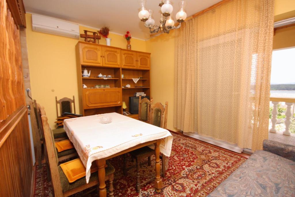 Zdjęcie z galerii obiektu Apartments with a parking space Punat, Krk - 5350 w mieście Punat