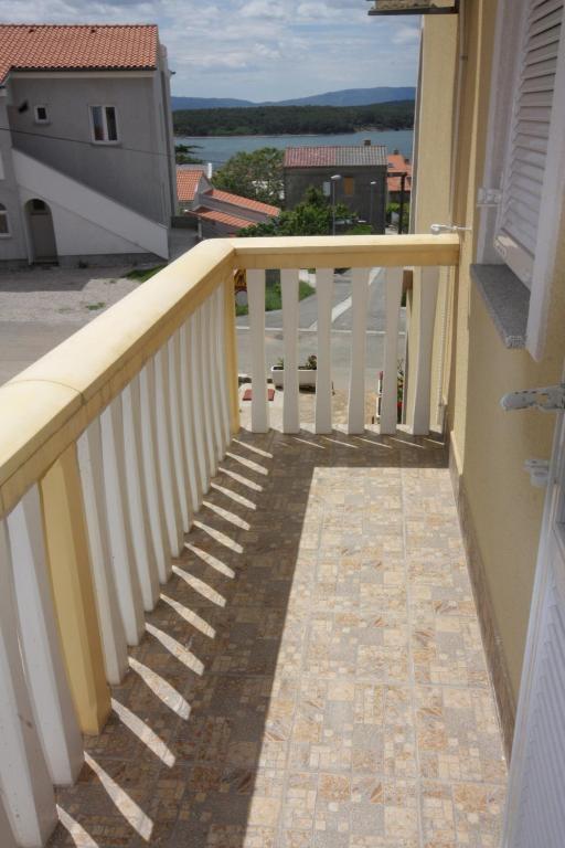 Zdjęcie z galerii obiektu Apartments with a parking space Punat, Krk - 5350 w mieście Punat