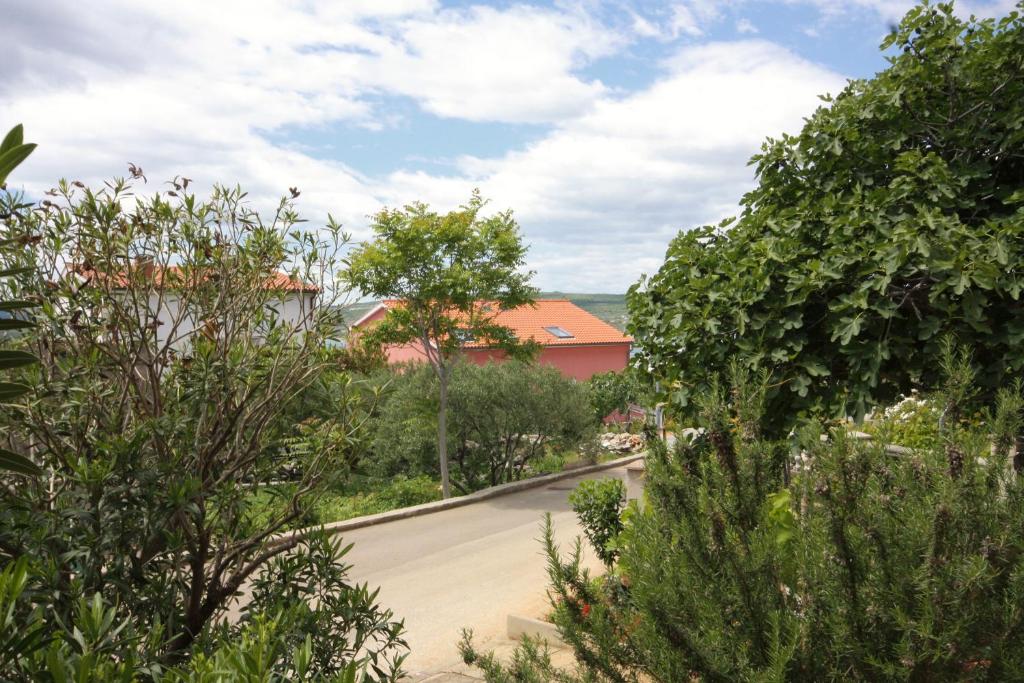Zdjęcie z galerii obiektu Apartments with a parking space Punat, Krk - 5350 w mieście Punat