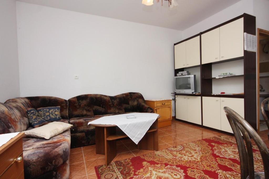 Zdjęcie z galerii obiektu Apartments with a parking space Punat, Krk - 5350 w mieście Punat
