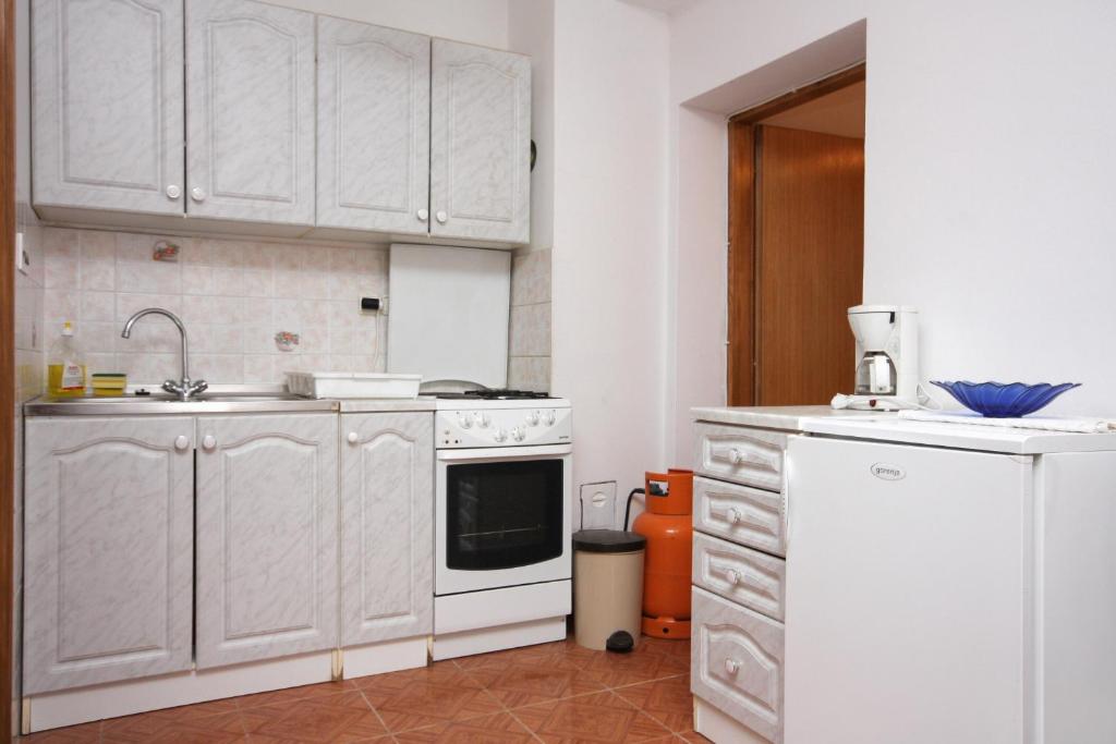 Zdjęcie z galerii obiektu Apartments with a parking space Punat, Krk - 5350 w mieście Punat