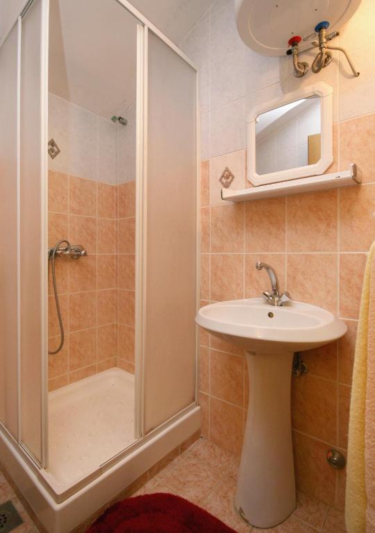 Zdjęcie z galerii obiektu Apartments with a parking space Punat, Krk - 5350 w mieście Punat