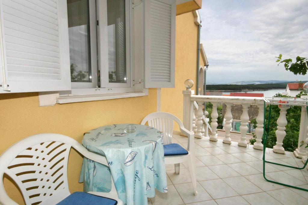 Zdjęcie z galerii obiektu Apartments with a parking space Punat, Krk - 5350 w mieście Punat