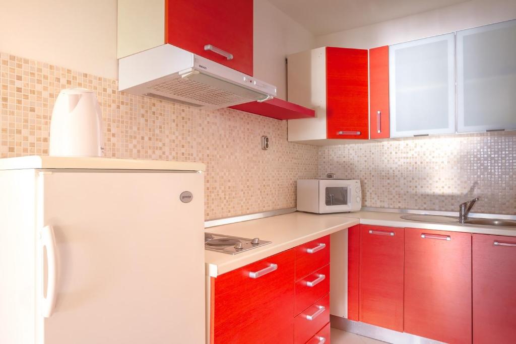 Kuchyň nebo kuchyňský kout v ubytování Apartment Njivice 5362b