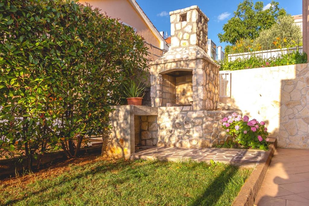 Ogród w obiekcie Apartments and rooms with WiFi Njivice, Krk - 5362