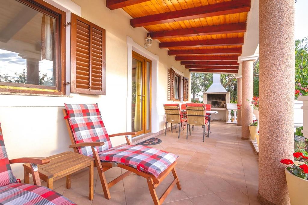 Część wypoczynkowa w obiekcie Apartments and rooms with WiFi Njivice, Krk - 5362