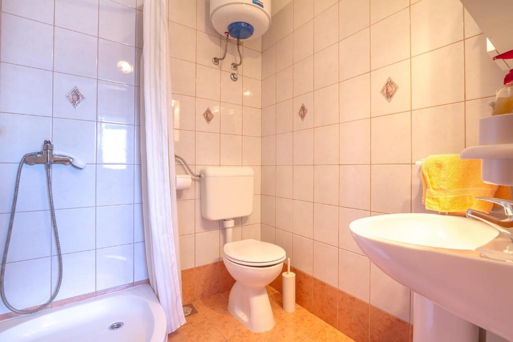 Łazienka w obiekcie Apartments and rooms with WiFi Njivice, Krk - 5362