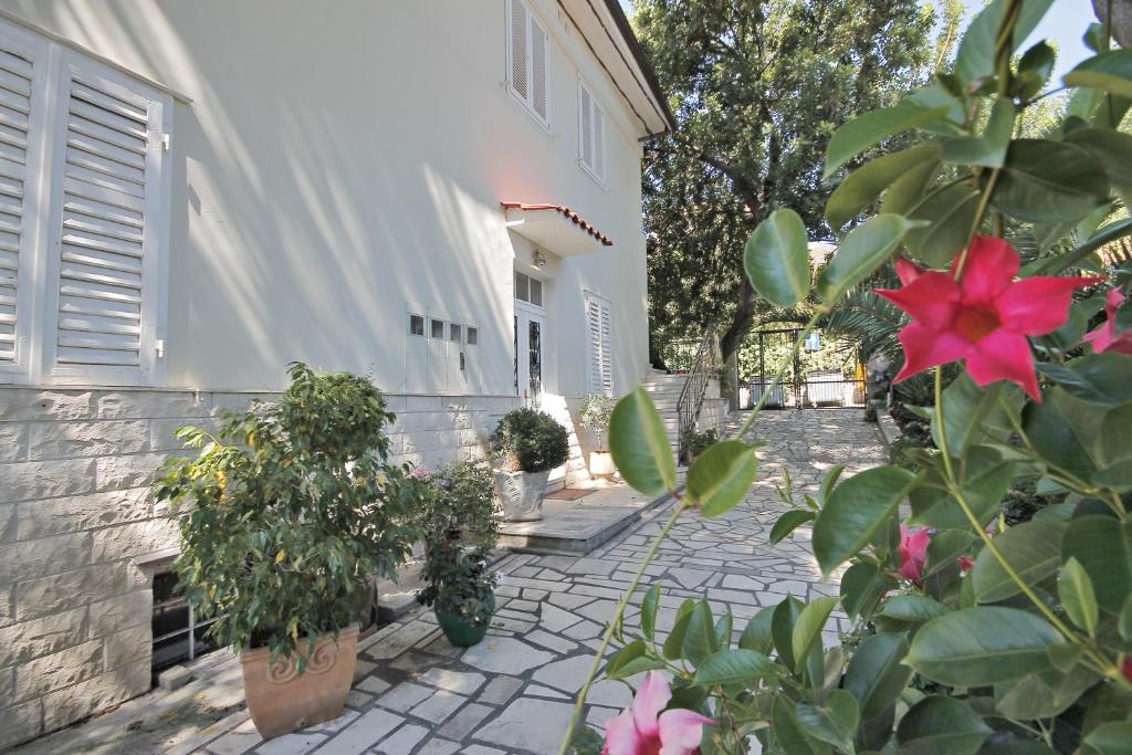 een binnenplaats met potplanten en een gebouw bij Villa Martinis in Split