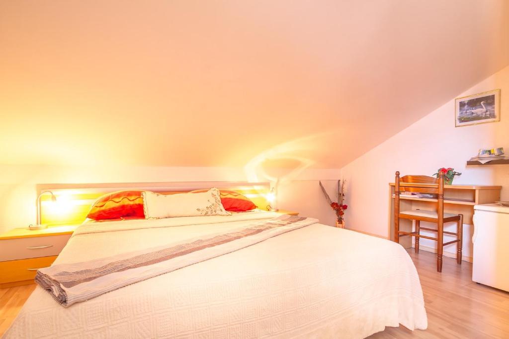 Łóżko lub łóżka w pokoju w obiekcie Apartments and rooms with WiFi Njivice, Krk - 5362