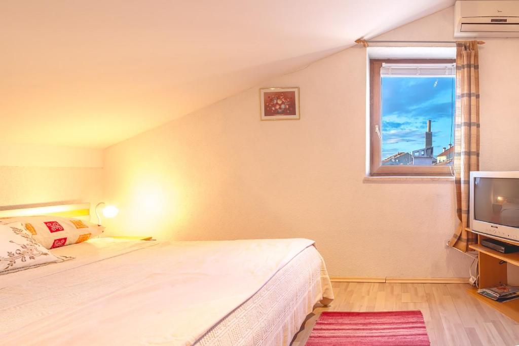 Łóżko lub łóżka w pokoju w obiekcie Apartments and rooms with WiFi Njivice, Krk - 5362