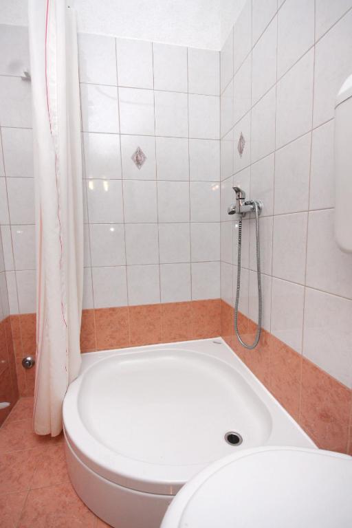 Łazienka w obiekcie Apartments and rooms with WiFi Njivice, Krk - 5362