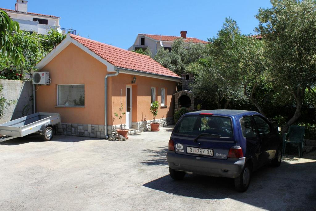 Zdjęcie z galerii obiektu Apartments with a parking space Krk - 5422 w Krku