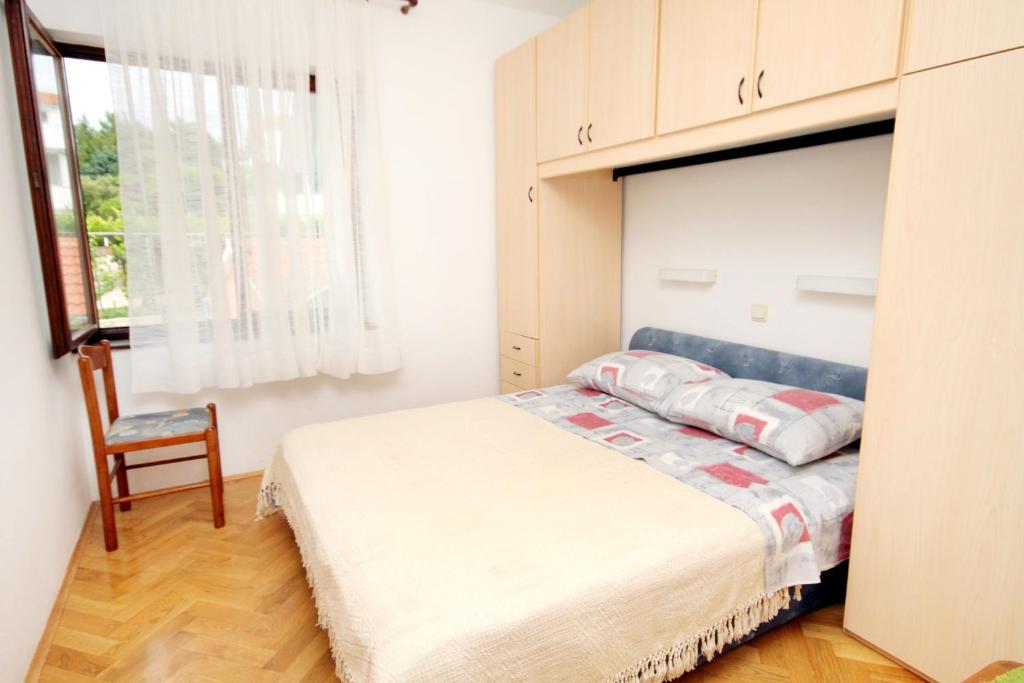 Zdjęcie z galerii obiektu Apartments with a parking space Krk - 5422 w Krku