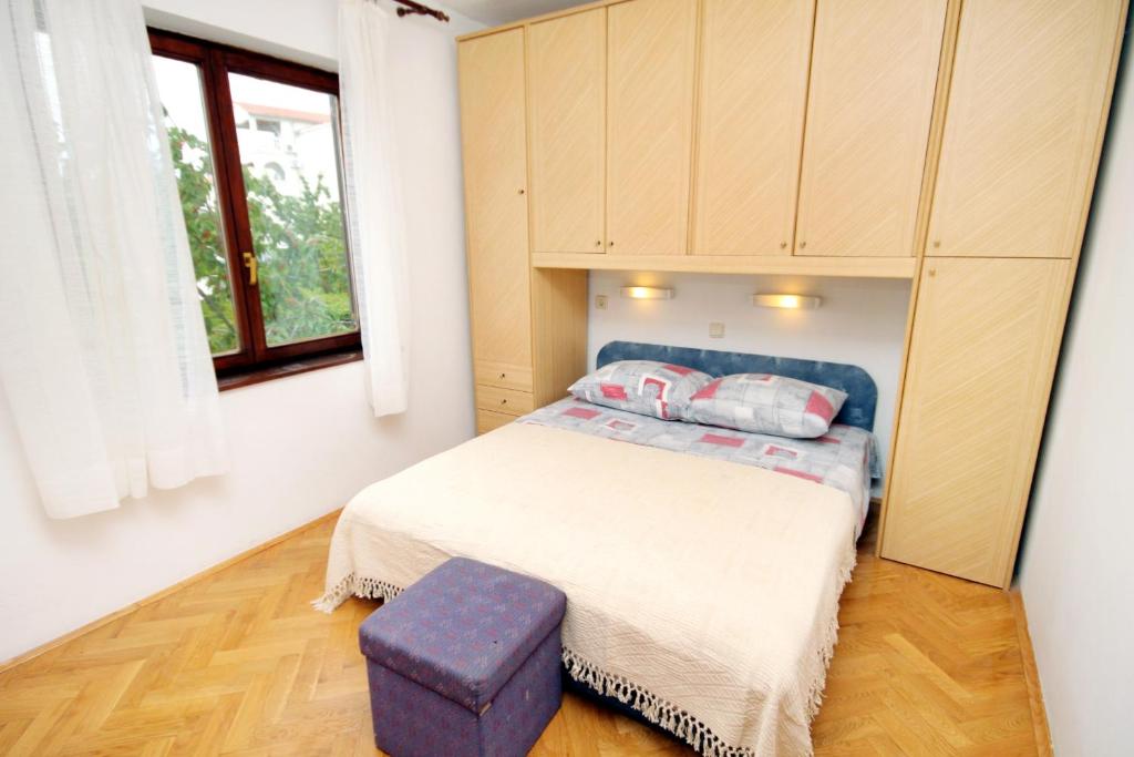 Zdjęcie z galerii obiektu Apartments with a parking space Krk - 5422 w Krku