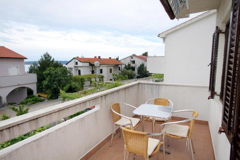Zdjęcie z galerii obiektu Apartments with a parking space Krk - 5422 w Krku