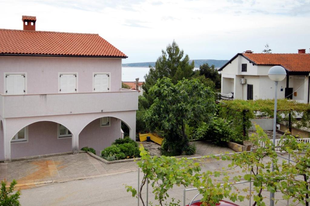 Zdjęcie z galerii obiektu Apartments with a parking space Krk - 5422 w Krku