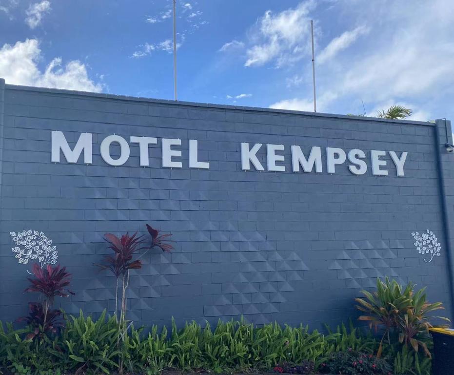 Un cartello che legge il keynesey del motel su un muro di mattoni di Motel Kempsey a Kempsey