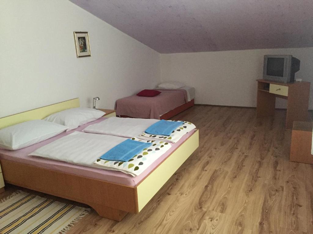 ein Schlafzimmer mit 2 Betten und einem TV. in der Unterkunft Apartment Novi Vinodolski 5526b in Novi Vinodolski