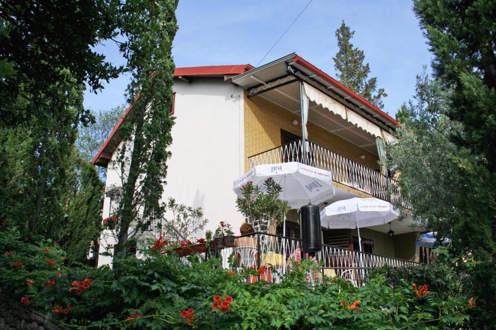 Budova, v ktorej sa apartmán nachádza