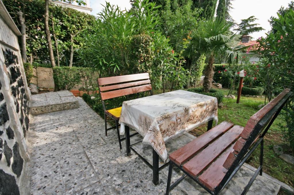 Vonkajšia záhrada v ubytovaní Apartment Selce 5531b