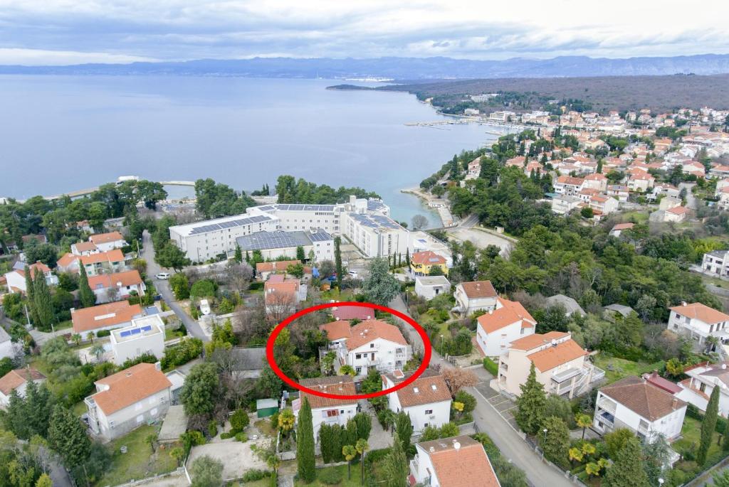 widok z góry na dom z czerwonym krągiem w obiekcie Apartments with a parking space Malinska (Krk) - 5456 w mieście Vantačići