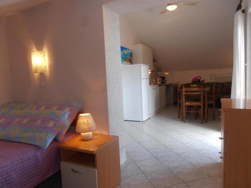 Kuchyňa alebo kuchynka v ubytovaní Studio Sveti Anton 5288a