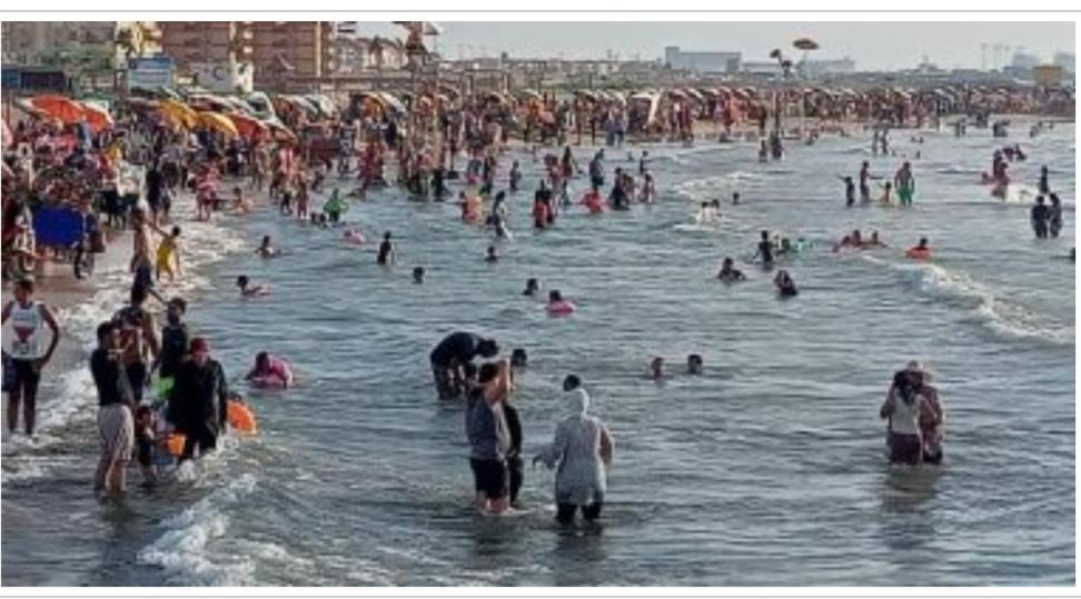 العربية العالمية للسياحة و الرحلات شقق فندقية فاخرة برأس البر في ‘Izbat al Burj: مجموعة من الناس في المياه على الشاطئ