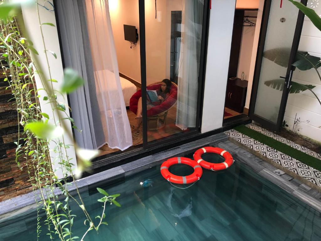 Bazén v ubytování PHỐ CHỢ ĐÊM Villa - Near Hoi An Old Town 200m nebo v jeho okolí