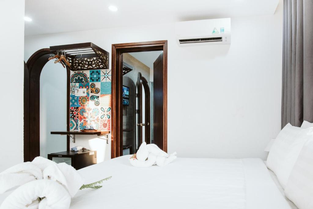 Postel nebo postele na pokoji v ubytování PHỐ CHỢ ĐÊM Villa - Near Hoi An Old Town 200m