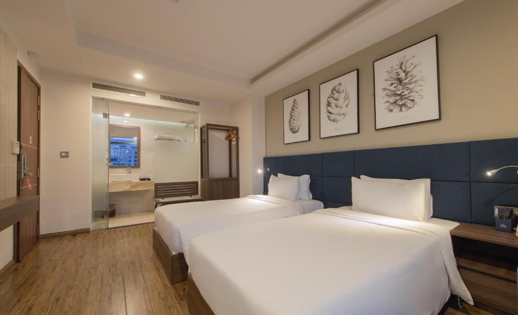 Postel nebo postele na pokoji v ubytování Aaron Hotel