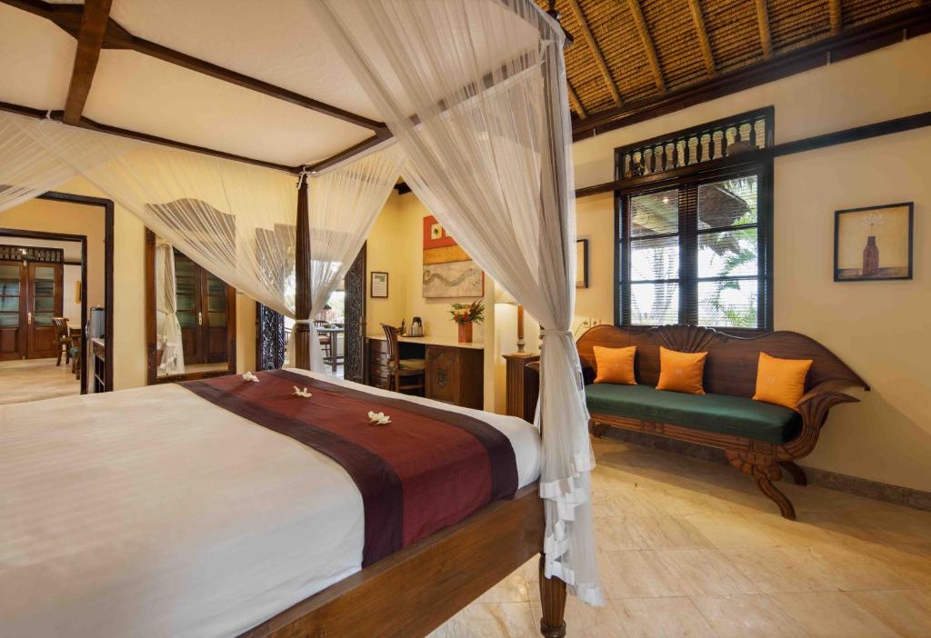 Voodi või voodid majutusasutuse Alam Anda Ocean Front Resort & Spa CHSE Certified toas