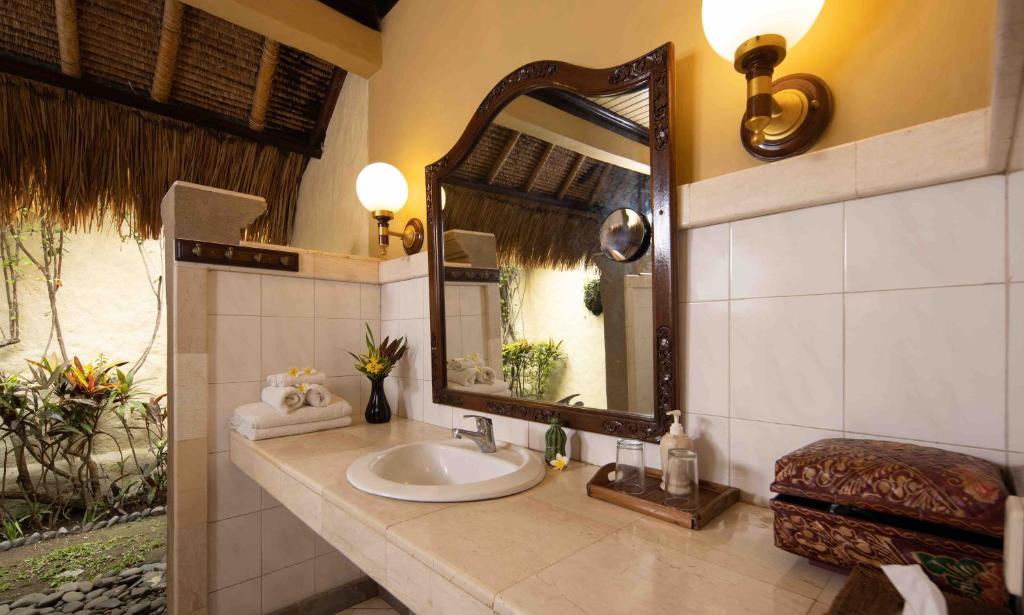 Vannituba majutusasutuses Alam Anda Ocean Front Resort & Spa CHSE Certified