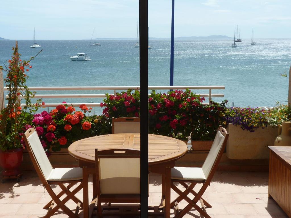 イエールにあるRésidence Bona vue mer panoramiqueのテーブルと椅子