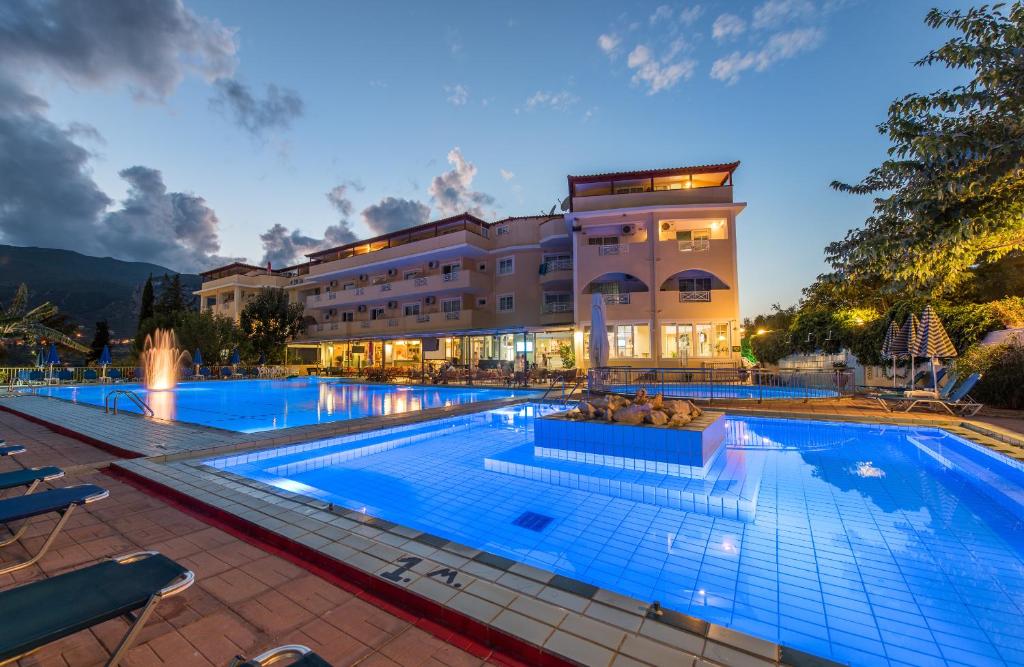 Bazén v ubytovaní Koukounaria Hotel & Suites alebo v jeho blízkosti