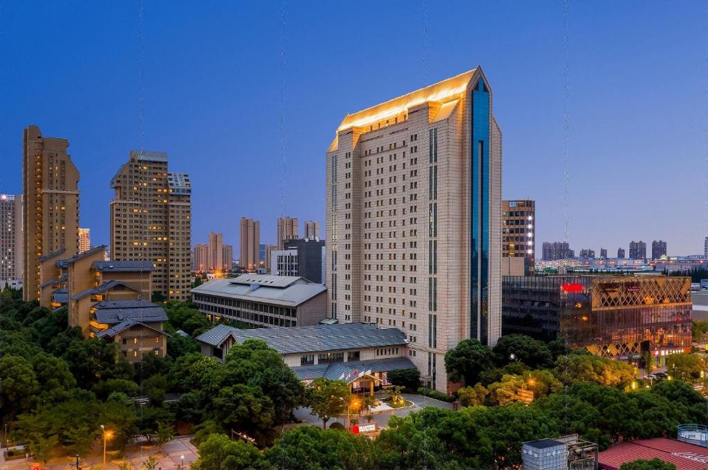 panoramę miasta z wysokim białym budynkiem w obiekcie Millennium Hotel Wuxi w mieście Wuxi