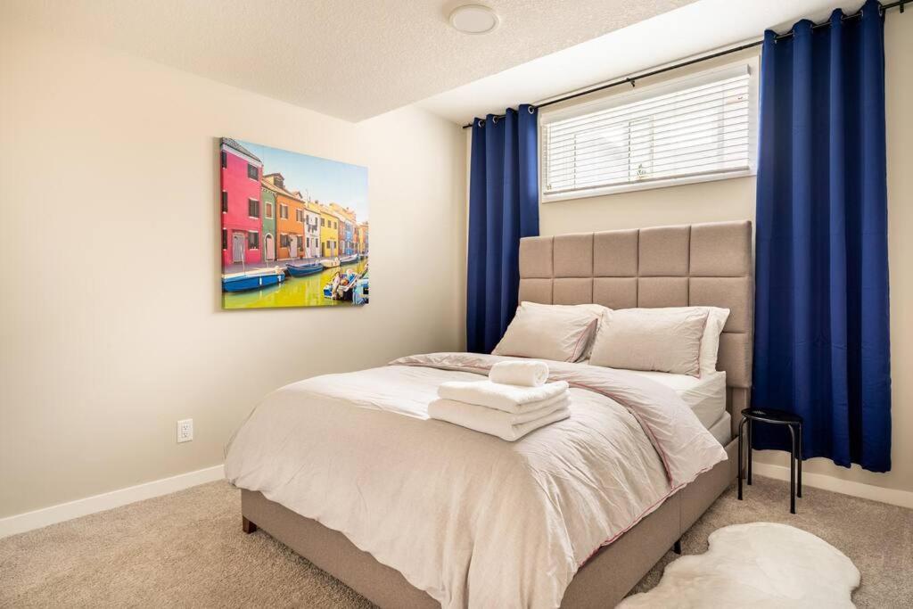 Newly built and tastefully furnished legal suite, Calgary Bijgewerkte