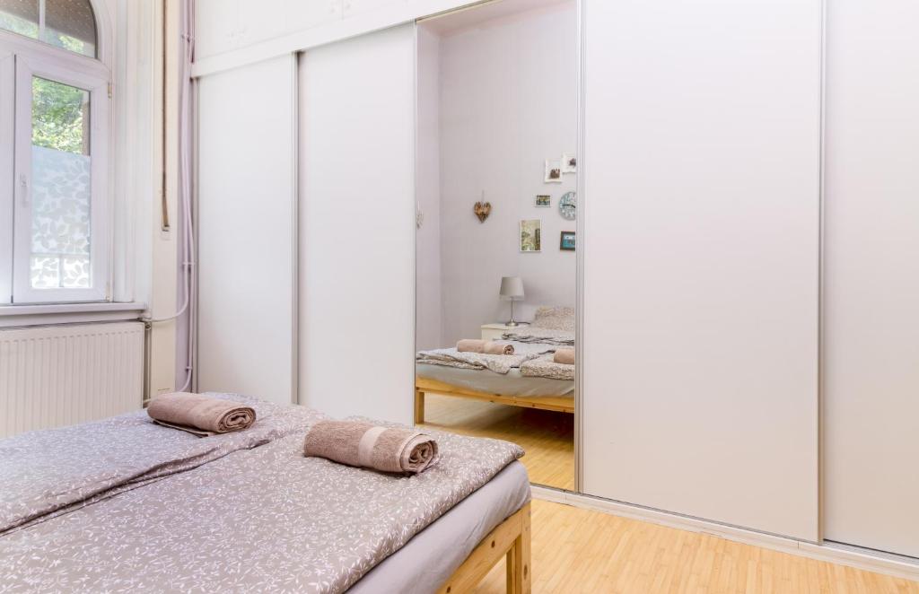 A bed or beds in a room at Aurora Apartments