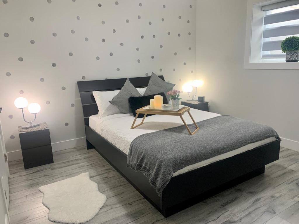 Un pat sau paturi într-o cameră la Luxurious & Stylish Two Bedroom Suite, Full Kitchen, Close to Vancouver