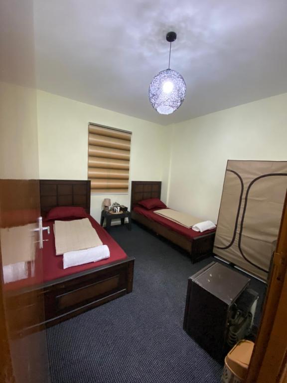 a room with two beds and a ceiling at Hustle's look in Wadi Musa