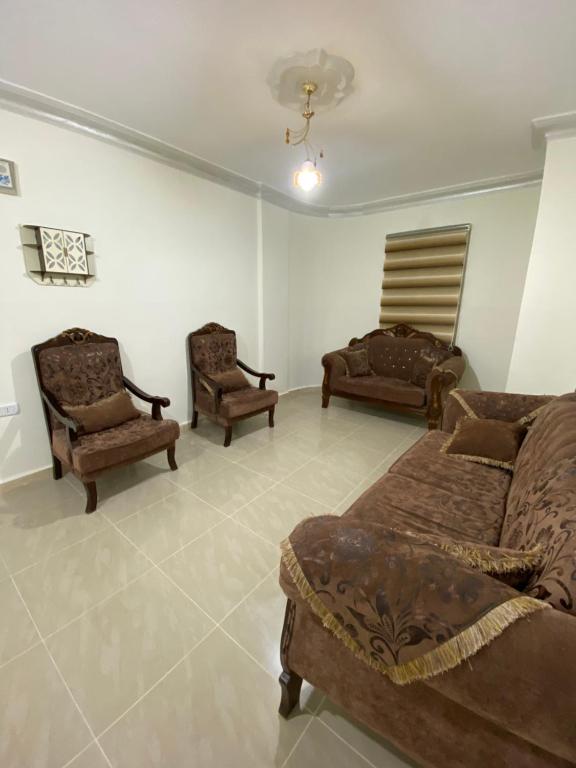 a living room with a couch and two chairs at Hustle's look in Wadi Musa