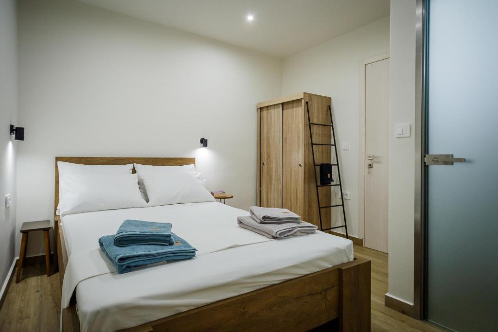 Posteľ alebo postele v izbe v ubytovaní Central Corner Apts - Charming Apartments for 3 in the Heart of the City Perfect for Memorable Summer Experiences By Villa Mana Gers