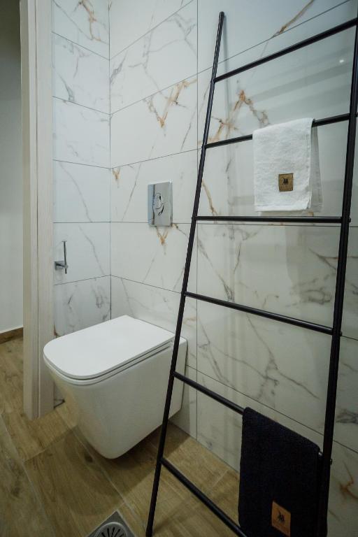 Kúpeľňa v ubytovaní Central Corner Apts - Charming Apartments for 3 in the Heart of the City Perfect for Memorable Summer Experiences By Villa Mana Gers
