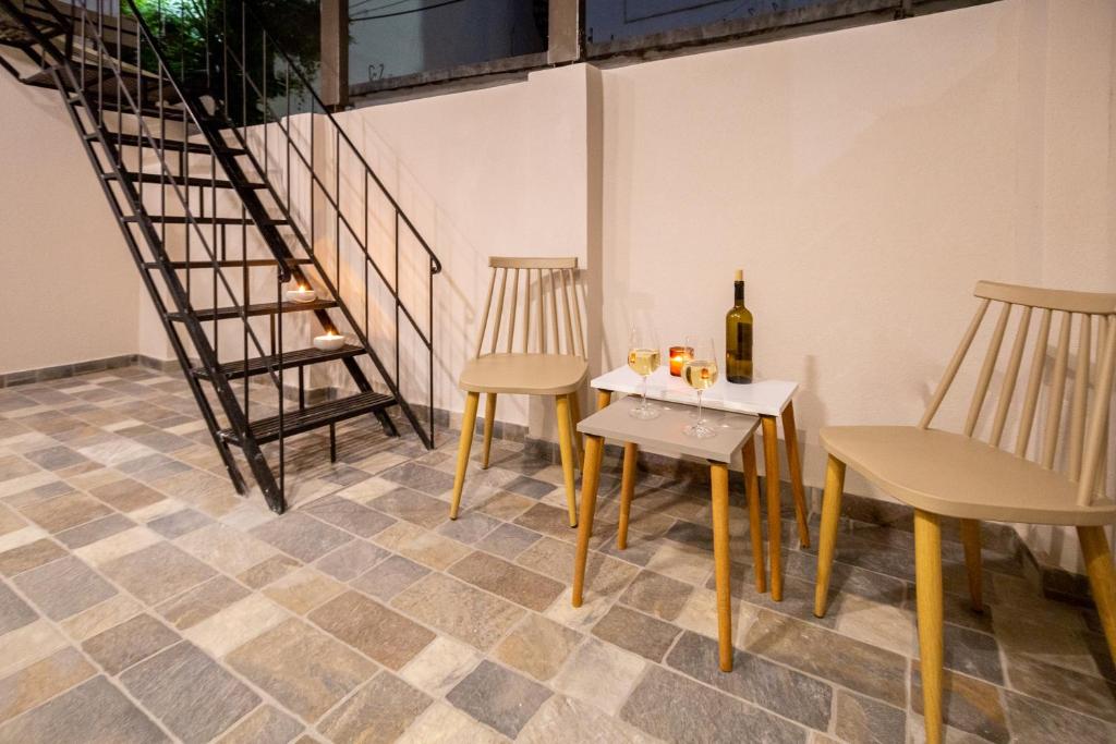 Nápoje v ubytovaní Central Corner Apts - Charming Apartments for 3 in the Heart of the City Perfect for Memorable Summer Experiences By Villa Mana Gers